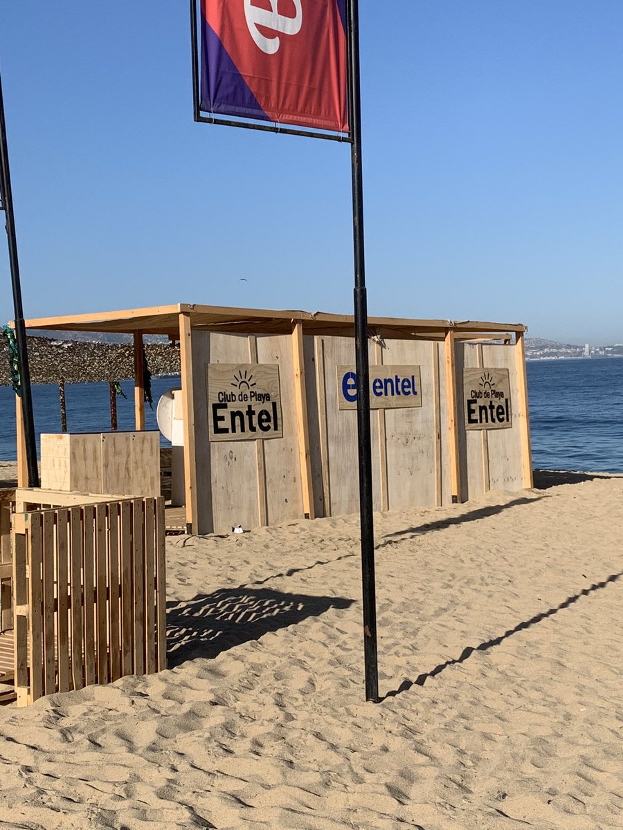 vinadenuncia's tweet photo. Quien autoriza esto? Hasta cuando privados hacen uso de la playa sin destajo? cual es el límite ? @MacaRipa @vinadelmar https://t.co/eDeeGpG41i