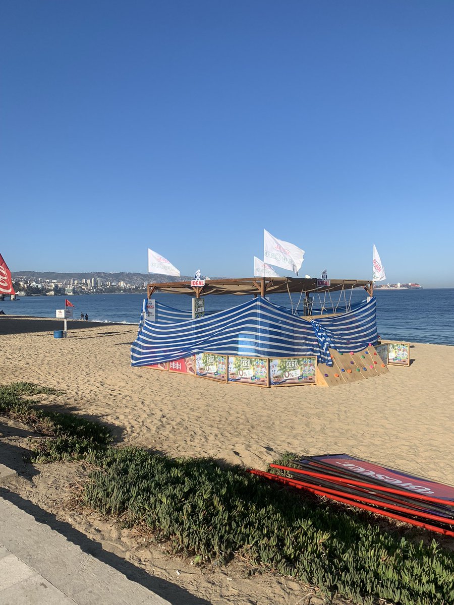 vinadenuncia's tweet photo. Quien autoriza esto? Hasta cuando privados hacen uso de la playa sin destajo? cual es el límite ? @MacaRipa @vinadelmar https://t.co/eDeeGpG41i