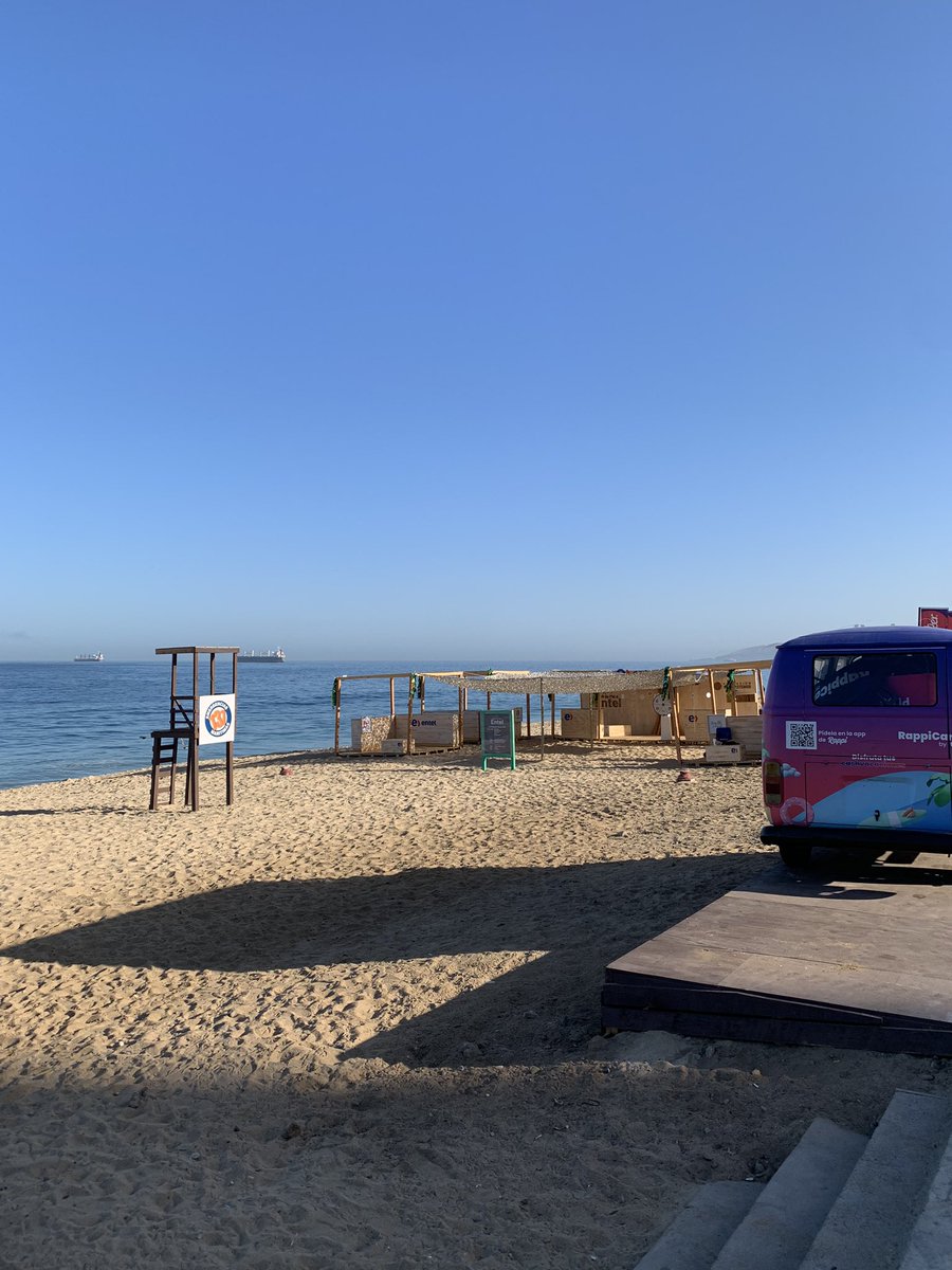 vinadenuncia's tweet photo. Quien autoriza esto? Hasta cuando privados hacen uso de la playa sin destajo? cual es el límite ? @MacaRipa @vinadelmar https://t.co/eDeeGpG41i