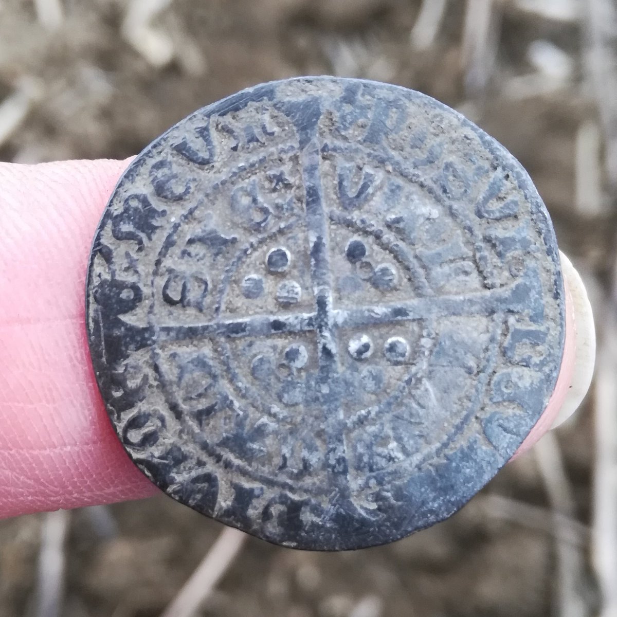 SDetectorist's tweet photo. That one fooled me. Thought it was a tombac button to start with.
Silver groat of I think Henry VI, mint of Calais. https://t.co/wd909xkKKT