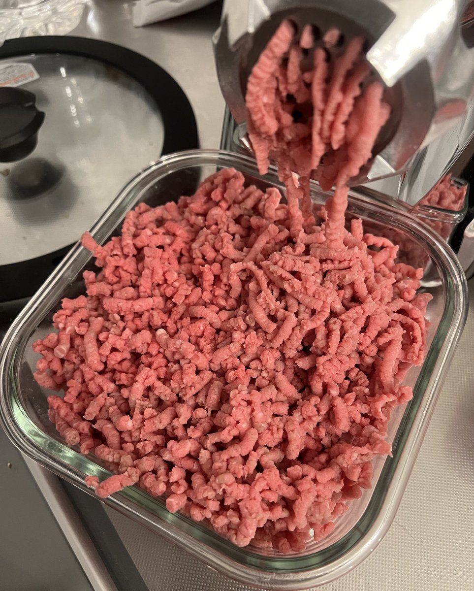 greatsaiyaman02's tweet photo. スーパーの赤身の挽肉は脂質的に信用できないので自分で挽いてる！！！
完璧な赤身肉の挽肉！！！
胸肉も皮付きで挽肉にされてるから家で挽いたほうが絶対いい！！！ https://t.co/DWpKf06Pht