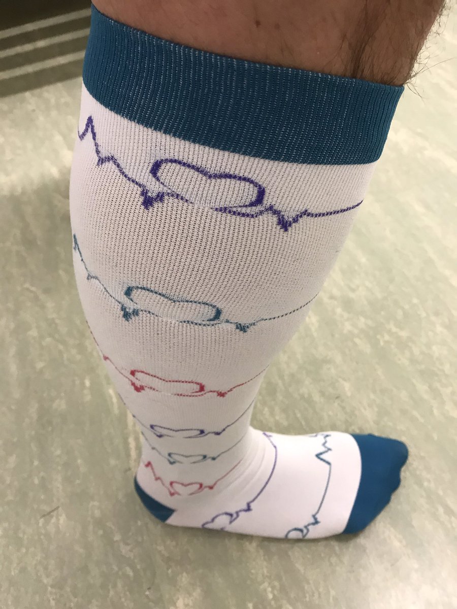 wernerseinsohn's tweet photo. Frei nach der ModeRegel vom #Lodda „Die Schuhe müssen immer zum Gürtel passen“, habe ich mich heute für „Das StrumpfMuster muss zur Arbeit passen“ entschieden. #Pflege #Strümpfe #Spätschicht und wer will noch #FrivolerFreitag https://t.co/7pnuraZkT6