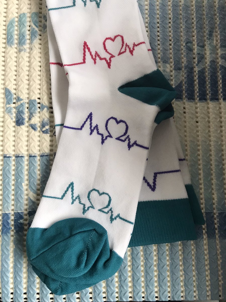 wernerseinsohn's tweet photo. Frei nach der ModeRegel vom #Lodda „Die Schuhe müssen immer zum Gürtel passen“, habe ich mich heute für „Das StrumpfMuster muss zur Arbeit passen“ entschieden. #Pflege #Strümpfe #Spätschicht und wer will noch #FrivolerFreitag https://t.co/7pnuraZkT6