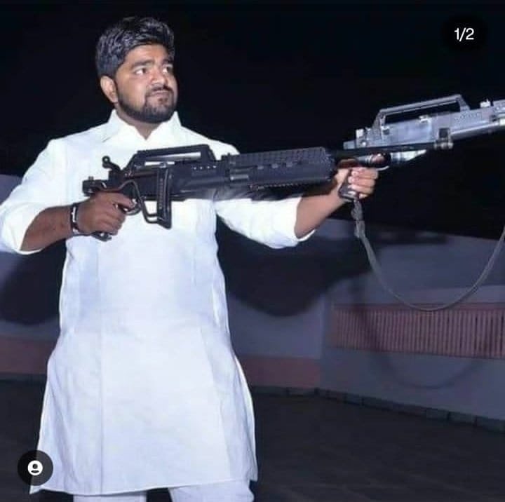warispathan's tweet photo. मोनू मानेसर एक गुंडा है जो गौ रक्षा के नाम पर मासूम मुसलमानों की हत्या कर देता है 

भाजपा नेताओं के साथ की ये तस्वीरें बयां करती है की उसकी गिरफ्तारी अब तक क्यों नहीं हुई! https://t.co/TQFCk33SVh