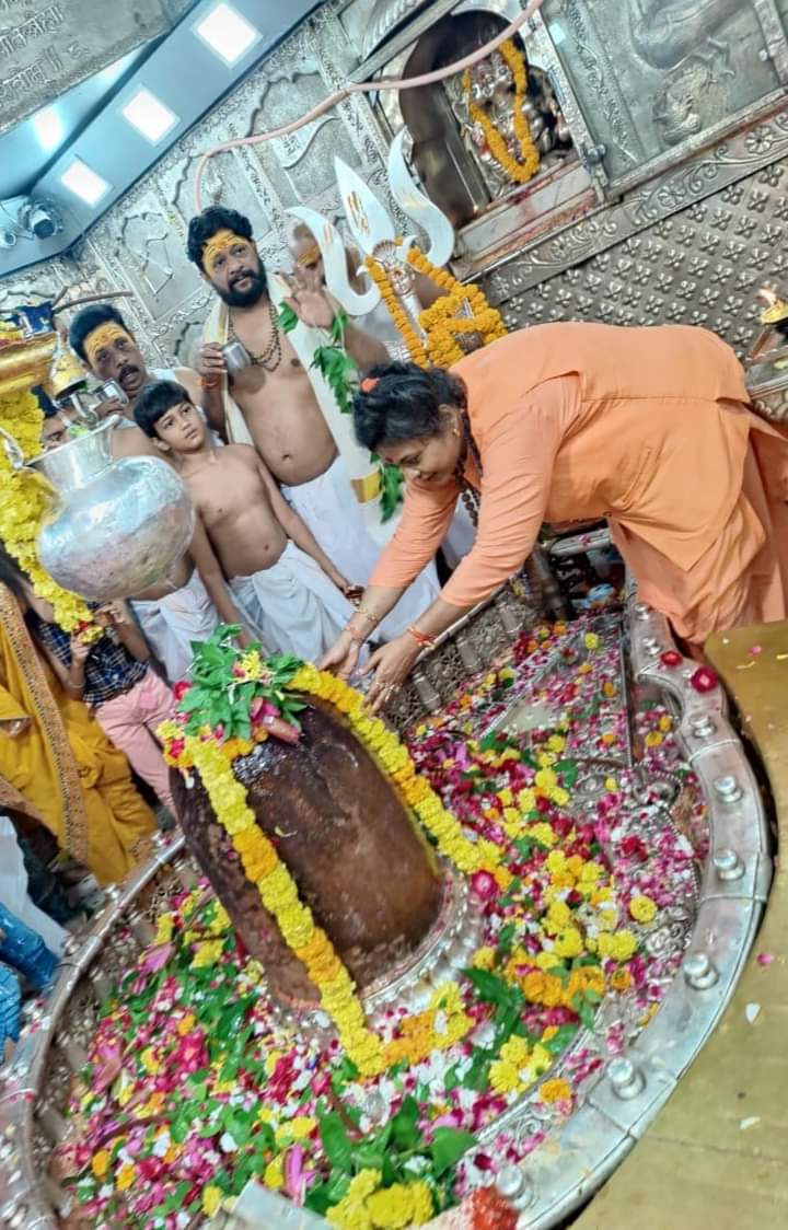 Pooja_shakun's tweet photo. हर हर महादेव 
सभी सनातन धर्मावलंबियों को महाशिवरात्रि  के पावन     पर्व की अनंत शुभकामनाएं एवं बधाई l
             महामंडलेश्वर डॉ अन्नपूर्णा भारती जी
@SudarshanNewsTV 
@SureshChavhanke 
@myogiadityanath 
@Sadhvi_prachi 
@druditatyagi 
@AjeetBhartii 
@UPGovt https://t.co/2rrwN52WZw