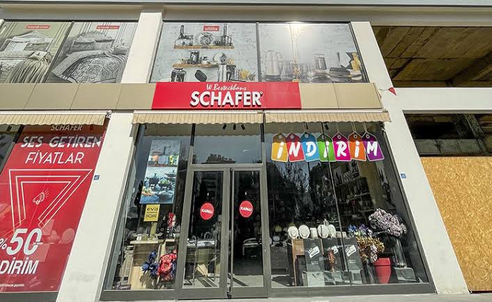 Dağlar yıkıldı, kayalar parçalandı, dünyanın bütün ülkeleri tuzla buz olurdu… Kahramanmaraş’taki bu züccaciye dükkanında bir tek tabak kırılmadı! Neden? Bina AKP zihniyeti ile değil, namus sahibi bir adam tarafından akla, bilime, tekniğe uygun yapıldı. Millete hikaye anlatmayın.