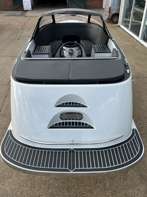 This eye catching Maxima 620 Retro MC (Middle Console) package is available to view now in our South Walsham showroom. 
Light grey hull &amp; superstructure with black tweed sprayhood set &amp; carbon fender rope.
apolloduck.co.uk/boat/maxima-bo…