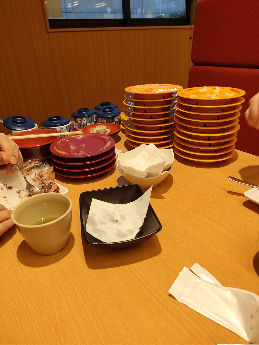 syopuriru's tweet photo. 久しぶりにスシロー食べた！
やっぱり美味しい。
兄が一人で茶碗蒸しを3つも食べてた。
#スシローを救いたい https://t.co/4DVZX6smgQ