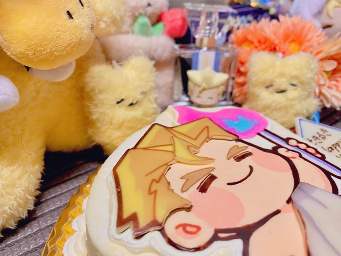 かめさん()に制作していただいたケーキ見て～～～～めちゃくちゃ可愛い上にこだわりの立体感表現凄すぎて、菓子作りが本業の方はここまでできるのか!と感動しました!可愛すぎる……、4枚目はお願いした元絵です 
