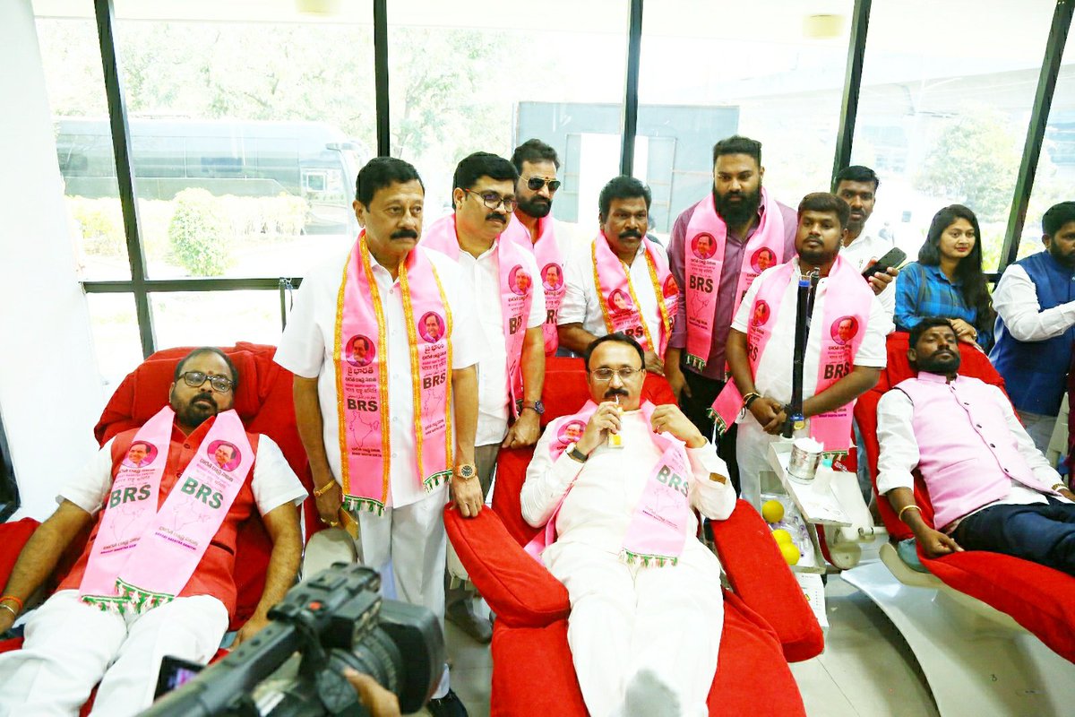 SwamYPatelAkula's tweet photo. #BloodDonation
#HappyBirthdayKCR 
#HappyBirthdayKCRsir 
@BRSparty @BRSParty_News @TelanganaCMO @KTRBRS @RaoKavitha @GangulaBRS
@99TVTelugu  @korkantichander @dasari_manohar @Mamatha_dasari @brs_peddapalli @KTRoffice 
@BRSTechCell https://t.co/p6MSC4NGfV