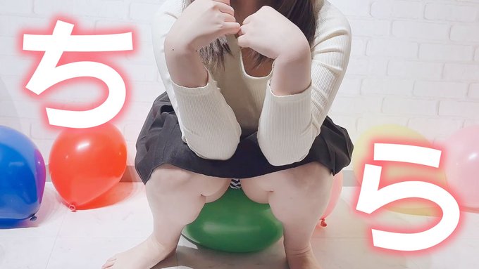 youtubeの動画、サムネイルを作り変えたりしているんですよねー。 コメント欄でリクエストいただいたパンチラしながらお尻を割る動画も、サムネイル変えてみました🥰  https://t.co/2Pdtyy1haf