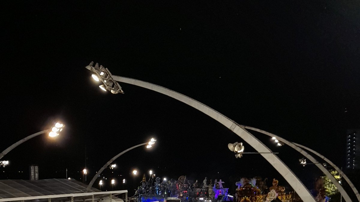 super preparada aqui no amhembi pra ver a gaviões desfilar 🦅🤍🖤🤍🖤