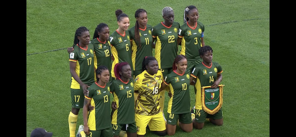 Victoire pour les Lionnes indomptables.

Gabrielle Aboudi Onguene = 2 buts 

🇨🇲 #Cameroon 2-0 Thailand 🇹🇭

#CMRTHA | #FIFAWWC2023Q