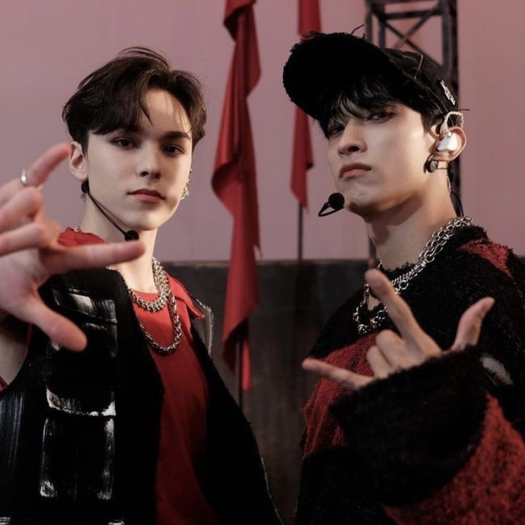 Sau2415's tweet photo. happy birthday to our 218 bros....wish u all happiness in this world....stay blessed n healthy🎁🎉🎂🌹😘❤😍 @pledis_17 
#HAPPY_DK_DAY 
#happyvernonday 
#218day_DK_Vernon 
#218bro_DK_VERNON_DAY 
#SEVENTEEN https://t.co/HSoPPS1vFL