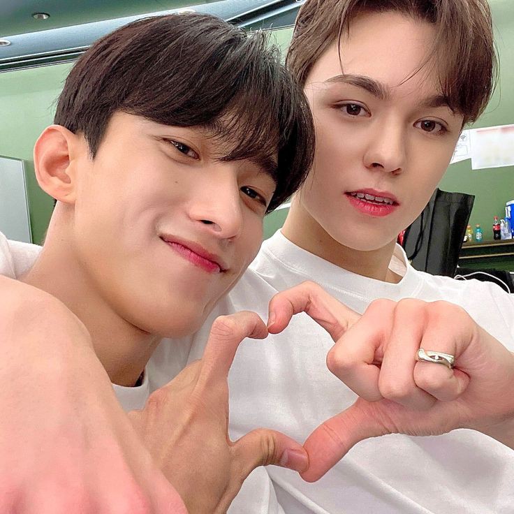 Sau2415's tweet photo. happy birthday to our 218 bros....wish u all happiness in this world....stay blessed n healthy🎁🎉🎂🌹😘❤😍 @pledis_17 
#HAPPY_DK_DAY 
#happyvernonday 
#218day_DK_Vernon 
#218bro_DK_VERNON_DAY 
#SEVENTEEN https://t.co/HSoPPS1vFL