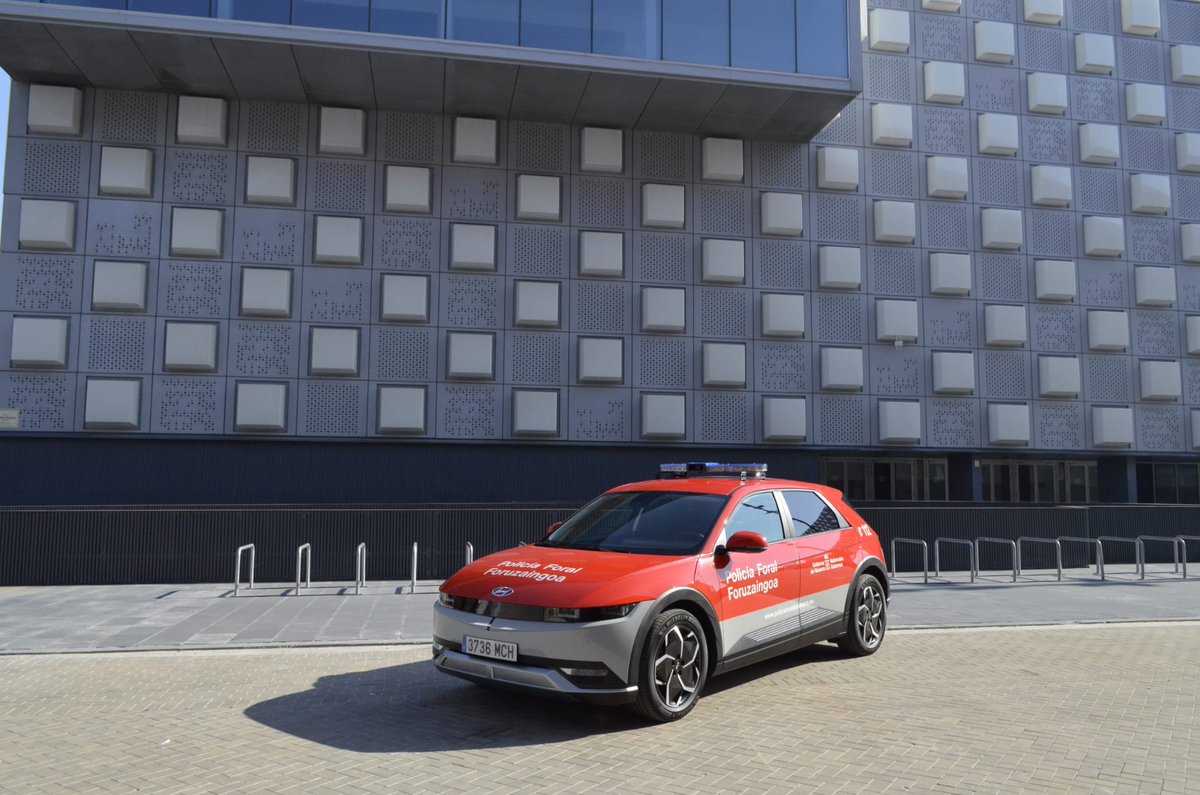 policiaforal_na's tweet image. Mañana presentamos en el @navarrarena a un nuevo "compañero". 

Seguimos comprometidos con las energías renovables y la #sostenibilidad del planeta.

Ven a nuestra jornada de puertas abiertas.

#SeguridadVial 
#SeguridadCiudadana 
#MedioAmbiente 
#guíascaninos 
#policíacientífica