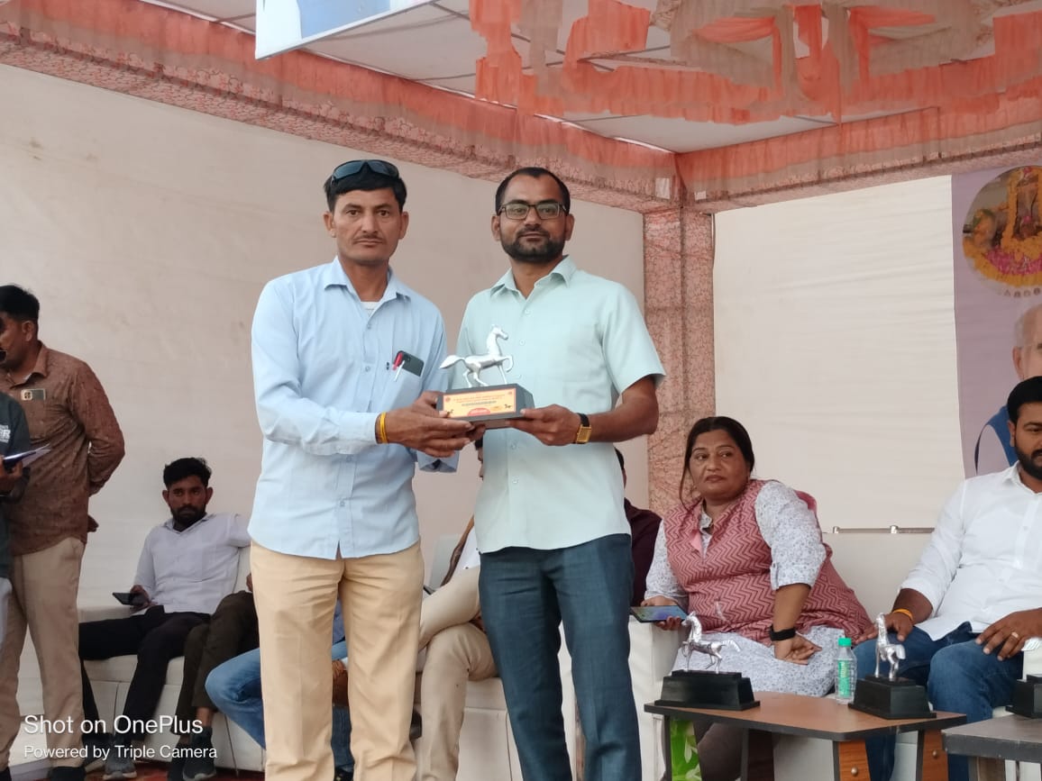 MukeshAnjana16's tweet photo. બનાસકાંઠા - લાખણી:  શ્રી બુઢેશ્વર  મહાદેવ મેળા સમિતિ દ્વારા આયોજિત 12 મો મેગા અશ્વ સો, જસરા ખાતે ગુજરાત પ્રદેશ યુવા કોંગ્રેસના પદાધિકારીઓ સાથે હાજરી આપી.
#jasra @HarpalSinhINC @IYC @IYCGujarat @srinivasiyc https://t.co/oZl1rwcwDu