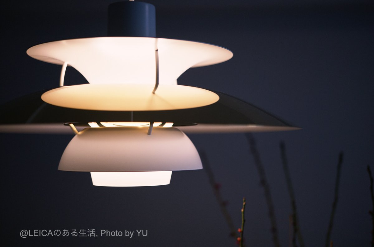 leicaphoto1985's tweet image. 特注してデンマークから船で１ヶ月。
ルイスポールセンのペンダントライト #PH5 によって、ダイニングが完成。

真鍮がきらりと光り、うつくしい。

我が家の食卓を、やさしく照らしてくれてます。

#Leicam10R #LeicaSL
#ルイスポールセン #LouisPoulsen