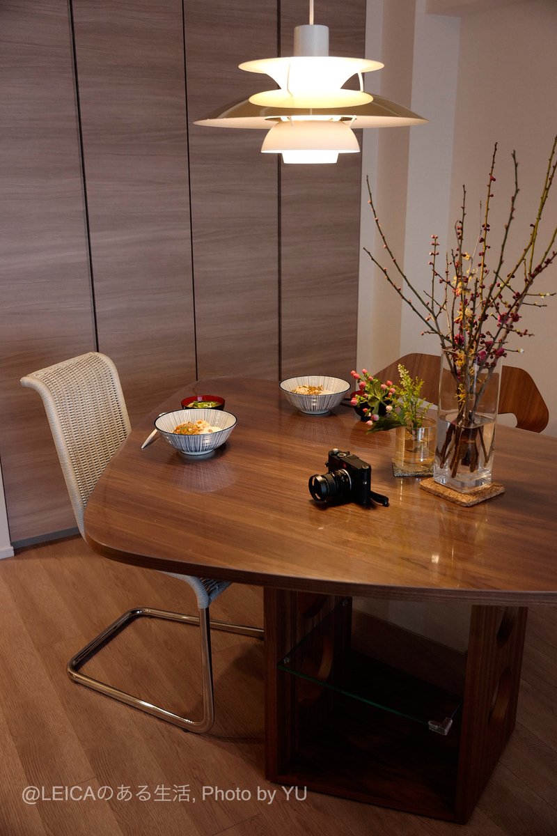 leicaphoto1985's tweet image. 特注してデンマークから船で１ヶ月。
ルイスポールセンのペンダントライト #PH5 によって、ダイニングが完成。

真鍮がきらりと光り、うつくしい。

我が家の食卓を、やさしく照らしてくれてます。

#Leicam10R #LeicaSL
#ルイスポールセン #LouisPoulsen