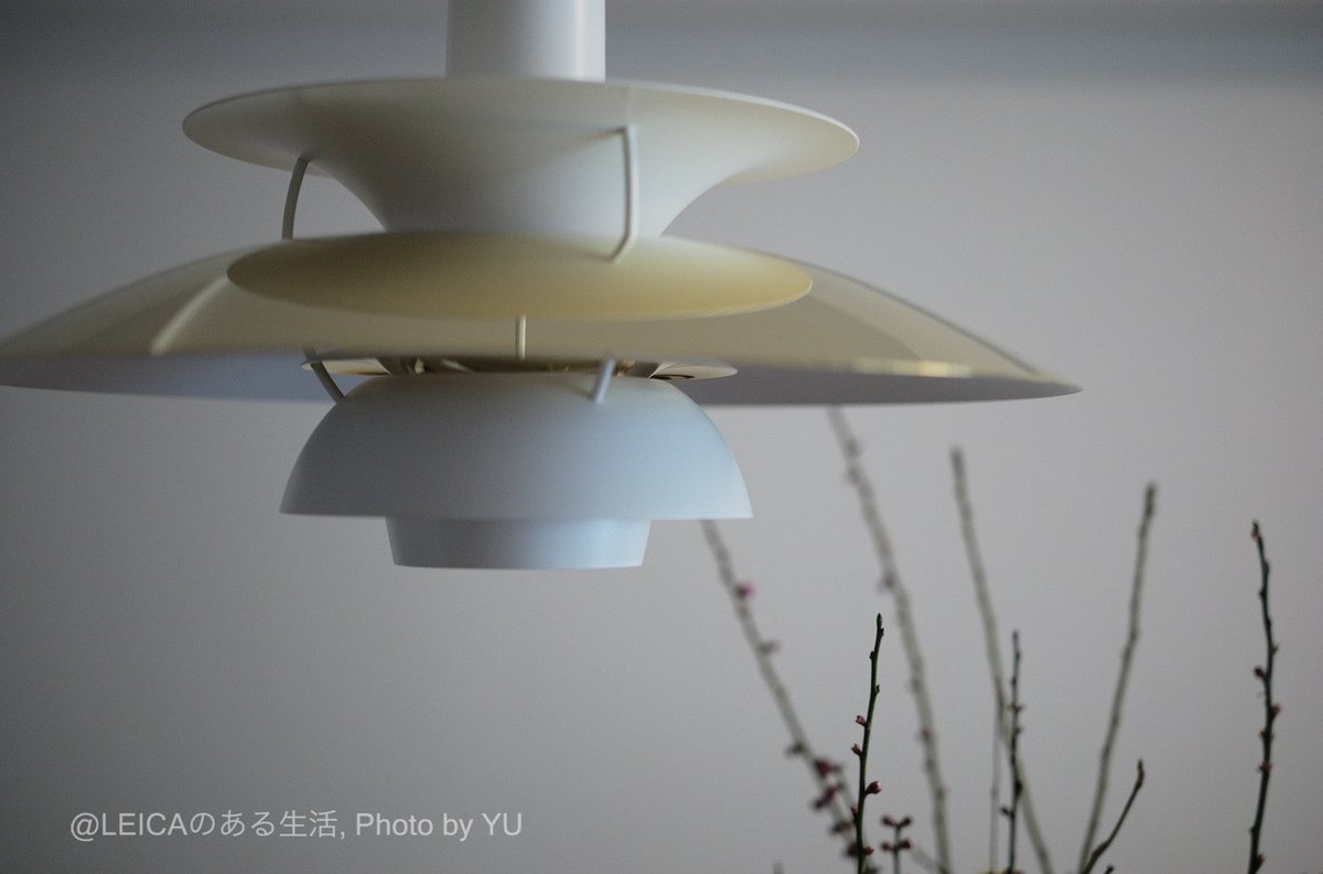 leicaphoto1985's tweet image. 特注してデンマークから船で１ヶ月。
ルイスポールセンのペンダントライト #PH5 によって、ダイニングが完成。

真鍮がきらりと光り、うつくしい。

我が家の食卓を、やさしく照らしてくれてます。

#Leicam10R #LeicaSL
#ルイスポールセン #LouisPoulsen