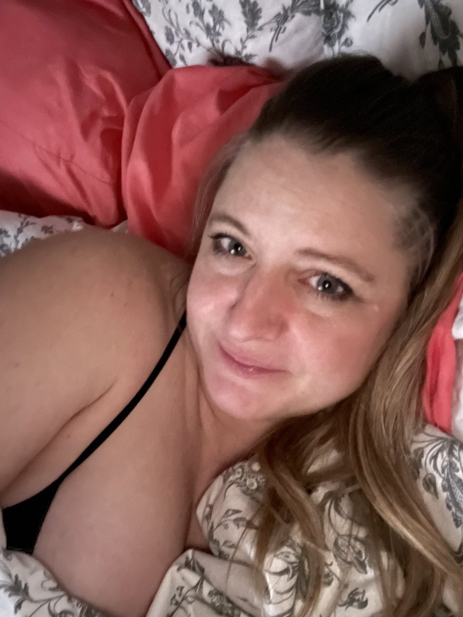 Prudentviews's tweet photo. I accepted a last minute invite to go out dancing with couple that I’m very close to. Met great people. Lovely connection. AND came home to snuggle up in my bed with myself and my pillows. I love choosing when I share my bed and when I don’t. #choosingsingle https://t.co/T0IY5e30aS