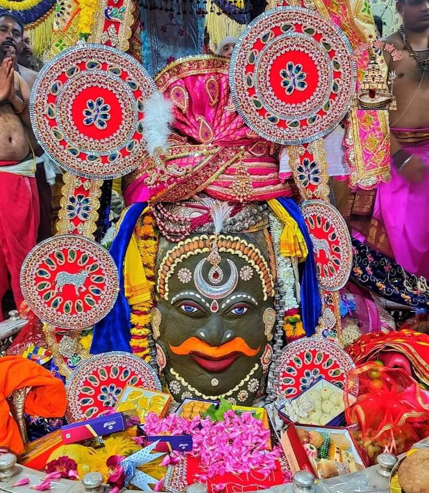 यक्षस्वरूपाय जटाधराय पिनाकहस्ताय सनातनाय।
दिव्याय देवाय दिगम्बराय तस्मै यकाराय नम: शिवाय्॥

#महाशिवरात्रि के पावन पर्व पर आप सभी को हार्दिक शुभकामनाएं।

महादेव हम सभी की मनोकामनाओं को पूर्ण करें एवं आशीर्वाद बनाए रखें।