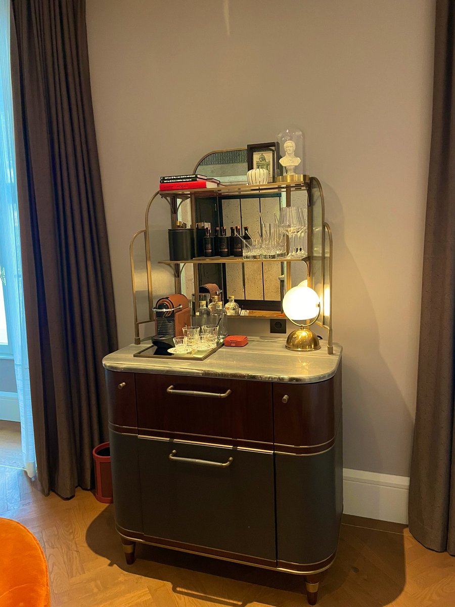 izo1200's tweet photo. فندق روزوود ROSEWOOD HOTEL في قلب العاصمة النمساوية #فيينا يتمتع بموقع مثالي على بعد خطوات من أفخم محلات التسوق والمطاعم والمقاهي الشهيرة.
مبنى تاريخي من القرن التاسع عشر تم ترميمه بشكل جميل .
يستحق التجربة. 

#فنادق_أعجبتني https://t.co/GfGOUCug27