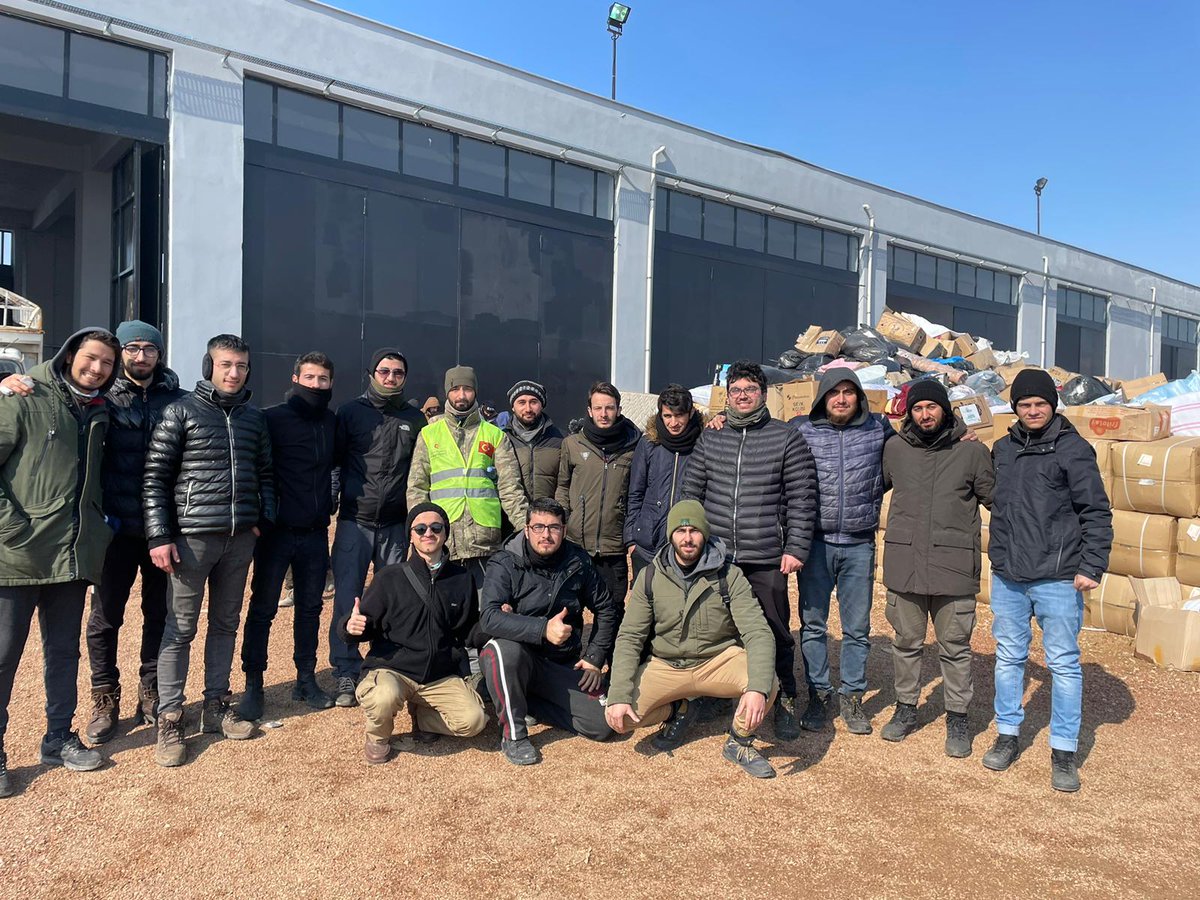 Biz gençlerden ümidimizi hiç kesmedik!#deprem bölgelerinde görev yapan gönüllülerimiz nöbetlerini devrediyor.
Beraber Aşacağız 🇹🇷