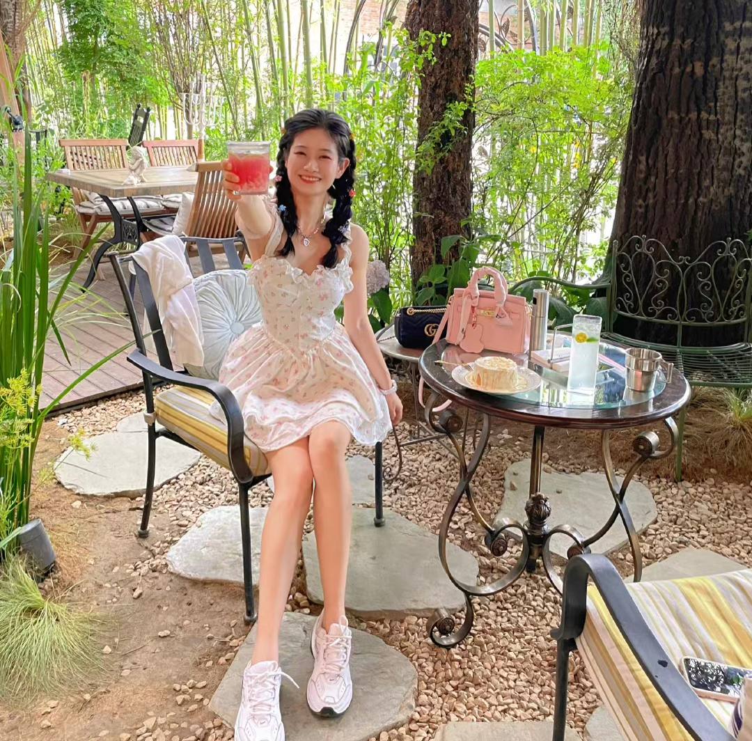 Tingting1995D's tweet photo. Confidence is a girl's most beautiful posture https://t.co/DpvT7qK4fk