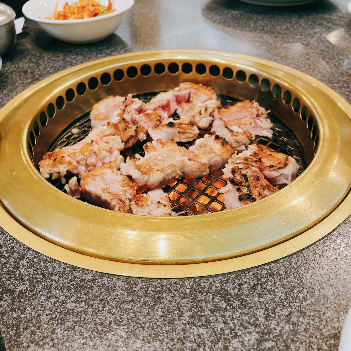 max18_tvxq's tweet photo. チャンミンのおかげで美味しいお肉が食べられたよ😋チャンミンありがと😊そして
お誕生日おめでとう🎉🎂
#영원의_1등성_창민아생일축하해
#Sweet_Maxday_021
#私の宝物チャンミンが生まれた日 https://t.co/ktKqhgkjeo