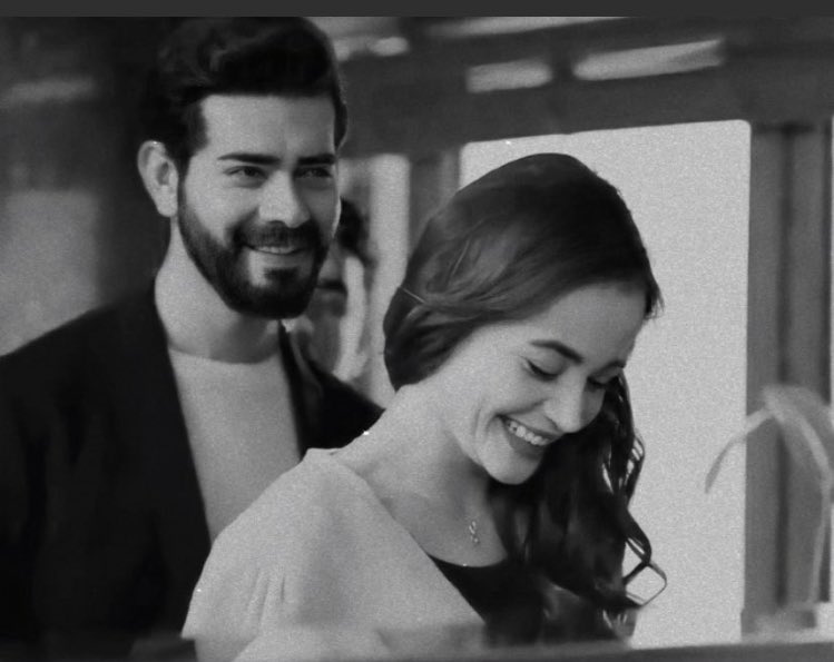 thethva's tweet photo. #DilBar karabeyimizide bi kere böyle gülerken görsek keşke🤤🤤🤤 gülmek cok yakışıyor paşammmmaaa #KanÇiçekleri https://t.co/TRCBrAwa8A