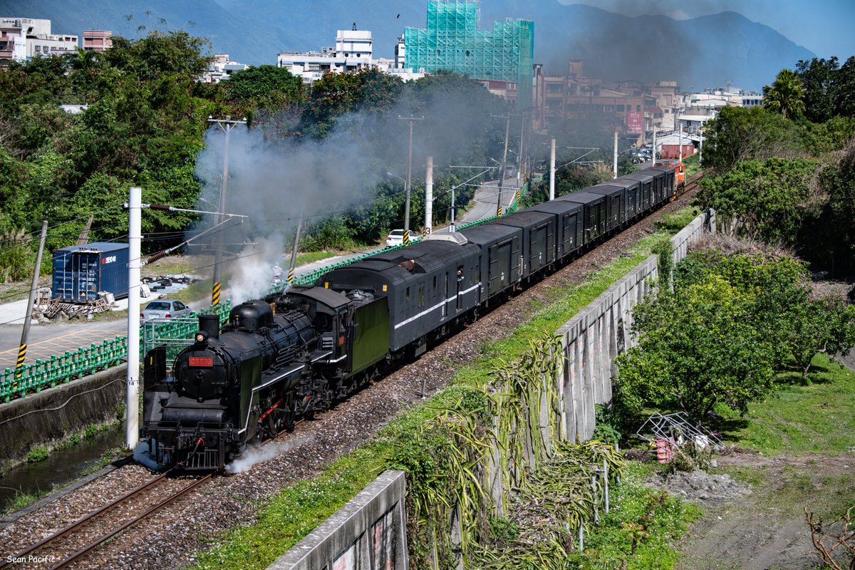 SeanPacific's tweet photo. This is probably the first time that the steam locomotive of the Taiwan Railway Administration has pulled a freight train since it was decommissioned. Thanks to the steam locomotive team for their efforts🥰

#CT273 #C57 #蒸気機関車 #貨物列車 #台湾鉄道 https://t.co/BkEpBdwERc