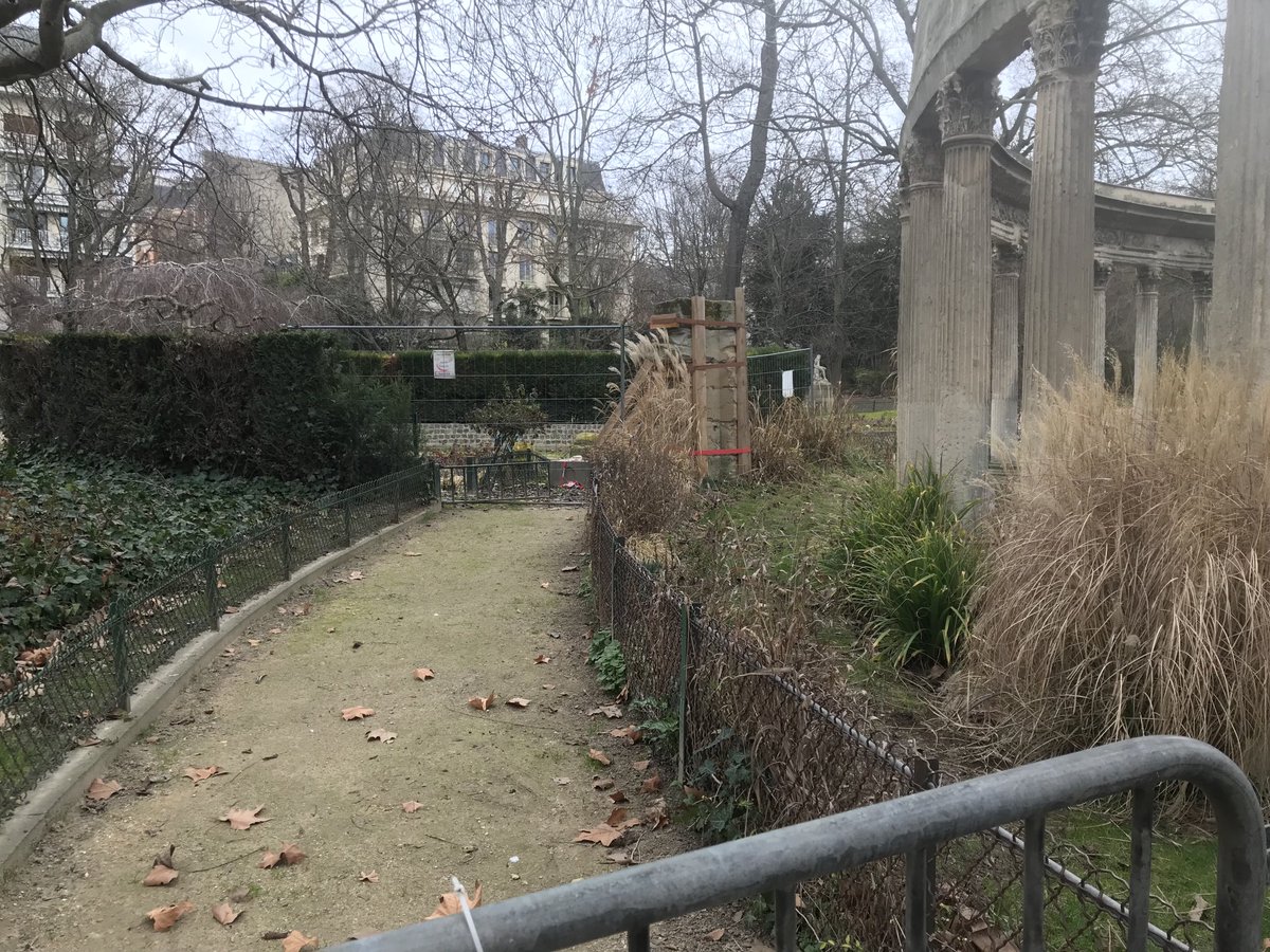 Plumedaliocha's tweet photo. On souhaite un joyeux 3e anniversaire à l’effondrement d’une partie de la Naumachie du Parc Monceau et à la condamnation du bac à sable #saccageparis Aucun travaux en vue. https://t.co/XgGwSPRsKd