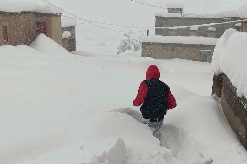 h_bennajeh's tweet photo. الوضع كارثي.. 
عشرات الدواوير بإقليم ورزازات محاصرة كليا بالثلوج لأكثر من 72 ساعة. 
أين الطائرات؟  أين الجرافات؟ أين قوافل الإغاثة والمؤونة ووسائل التدفئة؟ 

#المغرب_المنسي
#أغيثوا_ضحايا_السيول_والثلوج https://t.co/WnSJMwR05m