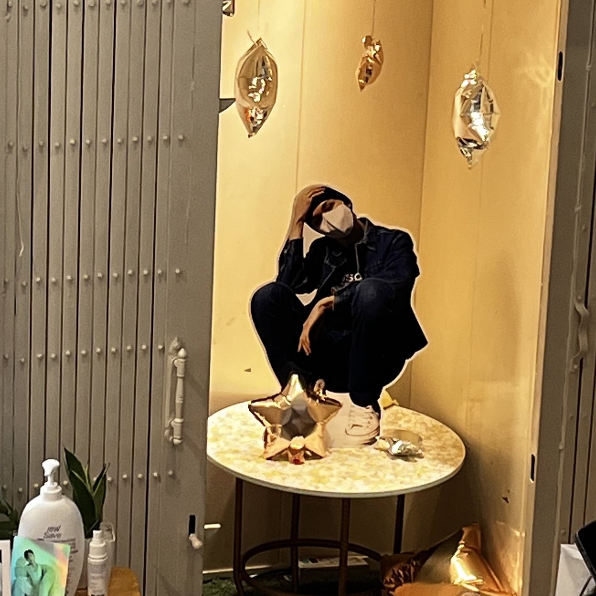 whoxyou's tweet photo. ㅡ 🤍🐈‍⬛

#TheVernOnlyOne https://t.co/bFXsQp26C1