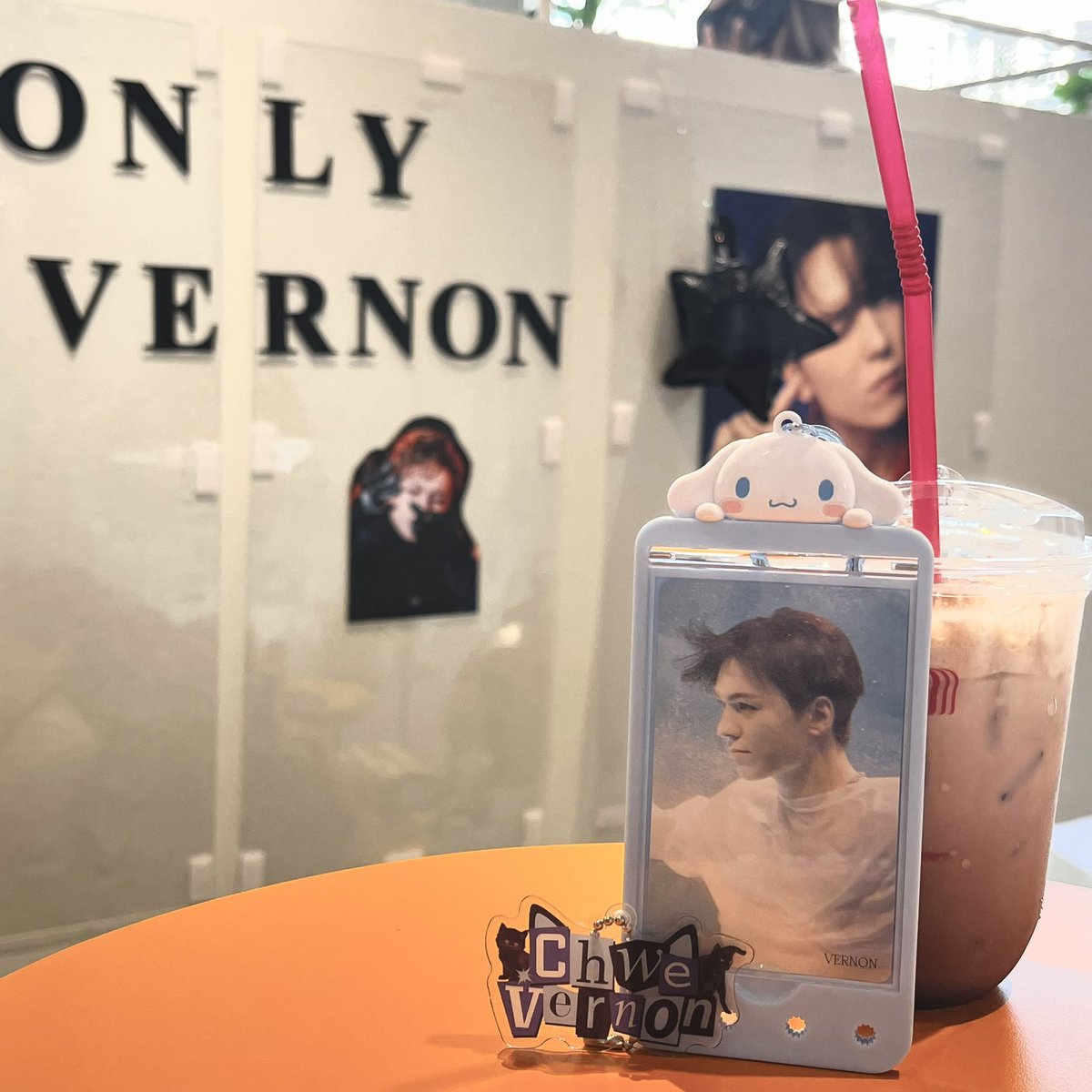 whoxyou's tweet photo. ㅡ 🤍🐈‍⬛

#TheVernOnlyOne https://t.co/bFXsQp26C1
