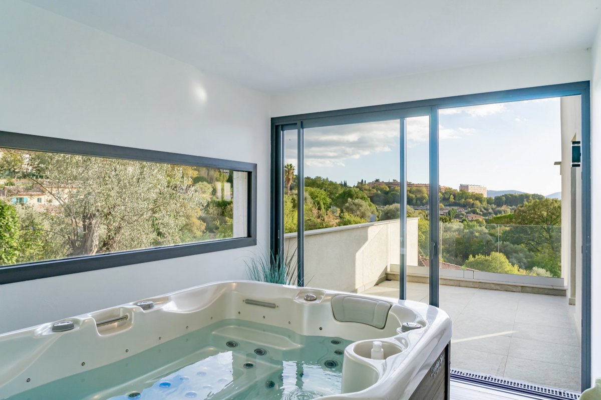 coldwellbankerF's tweet image. Villa contemporaine à Grasse à 1 350 000 € 💫

Cette récente villa de 200 m² environ se situe dans un secteur résidentiel calme et profite d'une superbe vue dégagée.

📲 : +33 6 21 22 18 33

#villapool #villa #grasse #realestate #coldwellbanker #maison #sud #piscine