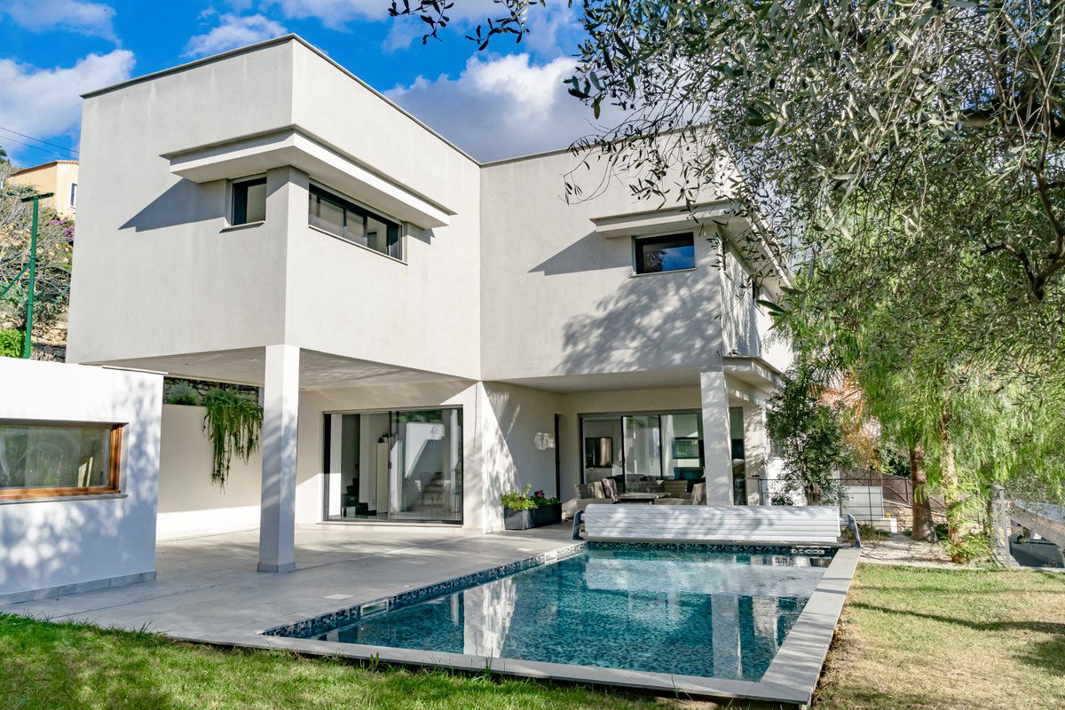 coldwellbankerF's tweet image. Villa contemporaine à Grasse à 1 350 000 € 💫

Cette récente villa de 200 m² environ se situe dans un secteur résidentiel calme et profite d'une superbe vue dégagée.

📲 : +33 6 21 22 18 33

#villapool #villa #grasse #realestate #coldwellbanker #maison #sud #piscine
