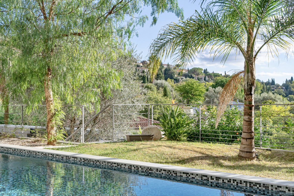 coldwellbankerF's tweet image. Villa contemporaine à Grasse à 1 350 000 € 💫

Cette récente villa de 200 m² environ se situe dans un secteur résidentiel calme et profite d'une superbe vue dégagée.

📲 : +33 6 21 22 18 33

#villapool #villa #grasse #realestate #coldwellbanker #maison #sud #piscine