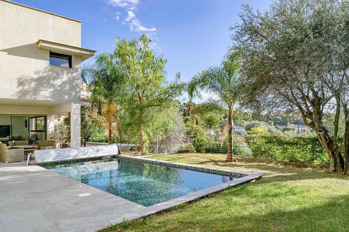 coldwellbankerF's tweet image. Villa contemporaine à Grasse à 1 350 000 € 💫

Cette récente villa de 200 m² environ se situe dans un secteur résidentiel calme et profite d'une superbe vue dégagée.

📲 : +33 6 21 22 18 33

#villapool #villa #grasse #realestate #coldwellbanker #maison #sud #piscine