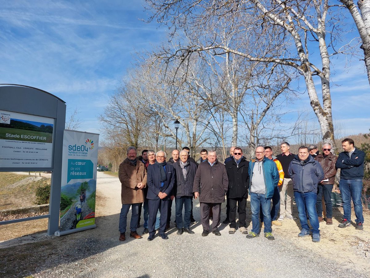 EnedisRegionSud's tweet photo. Aux côtés des acteurs du territoire et avec le #SDE04, inauguration d’un chantier à Céreste dans les @AlpesProvence04 
🎯 Objectif : sécuriser les réseaux d’électricité, éclairage public, télécom, fibre, eau et assainissement. https://t.co/skwWOfmcHB