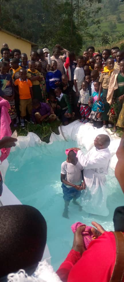 INTARECLUB's tweet photo. Amavuna : Umusaruro w'Abiyemeje kuvuka ubwa kabiri ni mu Ntara ya #Kibari #NRF Aho bari bamaze ibyumweru bibiri Ubutumwa bubwirizwa kuri site zitandukanye ku Matorero agize Intara.
Pastor #SamuelNIRINGIYIMANA yashimishijwe n'Umusaruro wabonetse.
@jean_manishimwe @adventistchurch https://t.co/Anb78ZJykV