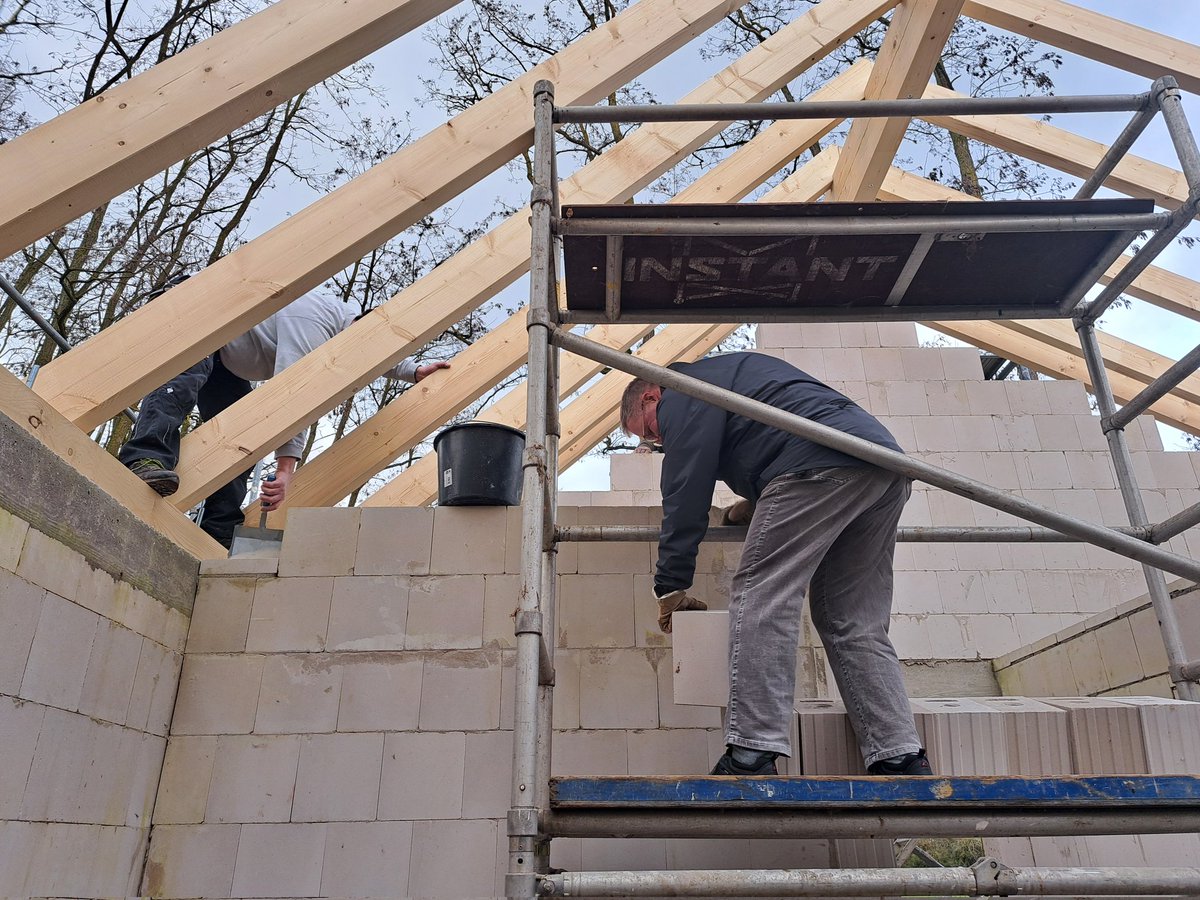 offenthal's tweet photo. Neuer Arbeitseinsatz für das #Backhausprojekt
Mauerarbeiten am Dach, Vorbereitungsarbeitrn für den Dachdecker
#Backhausprojekt
#Dreieich
#Offenthal https://t.co/NPdJx3oBhG