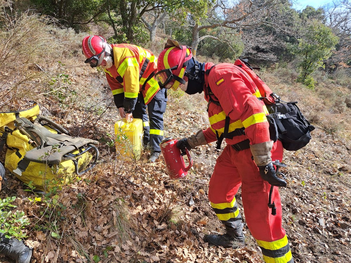 UMEgob's tweet image. Personal del #BIEM4 🇪🇸 y de la @uiisc1 #FORMISC 🇫🇷 han realizado esta semana un ejercicio conjunto de quemas controladas en el Pirineo⛰️ francés, donde han  intercambiado procedimientos de actuación en la lucha contra incendios #LCIF