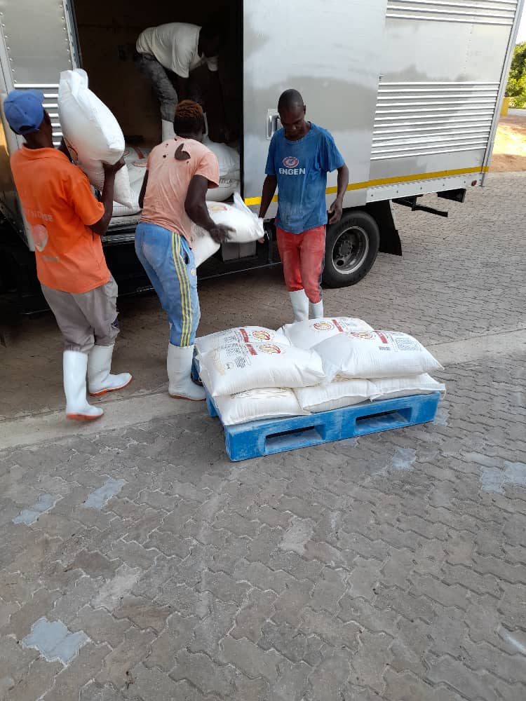 agro_agency's tweet photo. #FromLandtoNation
#GoldenFresh
Katwitwi Mill Plant Currents!
Weekends should not be a barrier, a happy customer loading his bags of AMTA's Golden Fresh Maize Meal. What's stopping you from enjoying your home grown products. It's 100% locally produced, no Imports, GMO free. https://t.co/dC6mEaEjVK