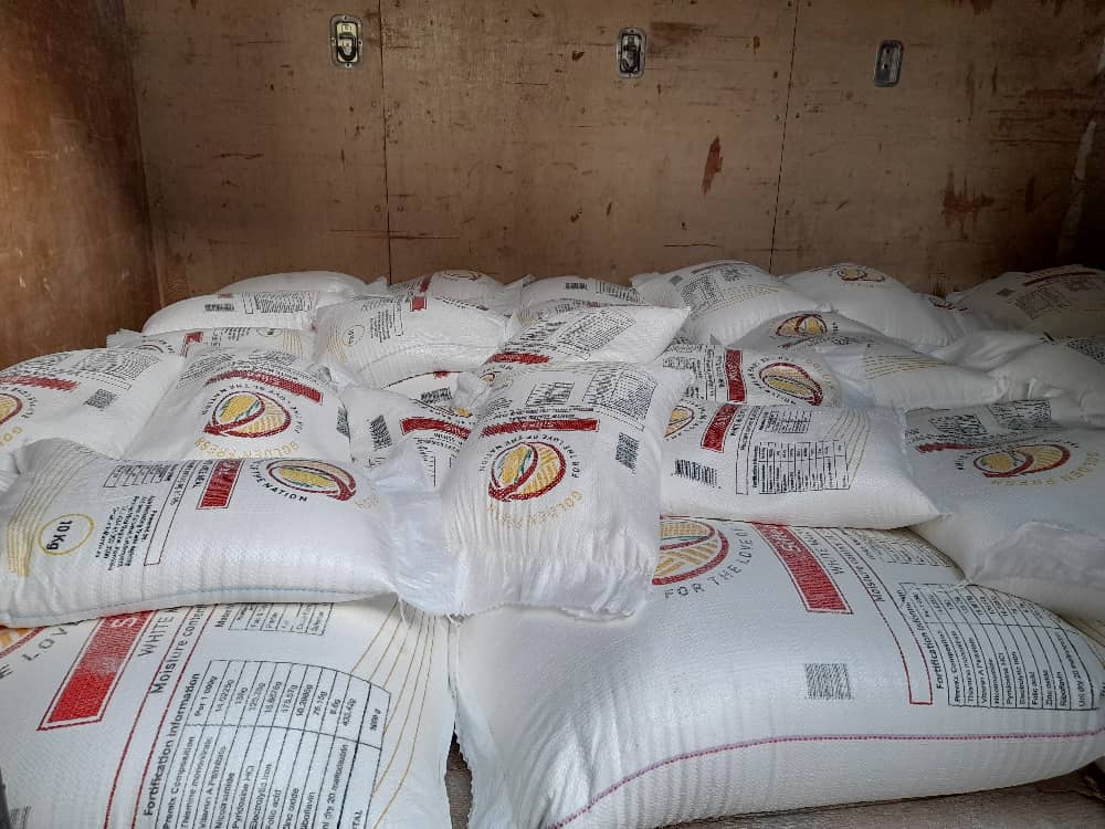 agro_agency's tweet photo. #FromLandtoNation
#GoldenFresh
Katwitwi Mill Plant Currents!
Weekends should not be a barrier, a happy customer loading his bags of AMTA's Golden Fresh Maize Meal. What's stopping you from enjoying your home grown products. It's 100% locally produced, no Imports, GMO free. https://t.co/dC6mEaEjVK