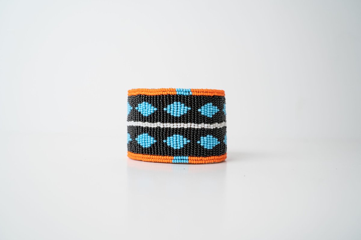 Enamorados de este brazalete Olkimatare rombos azules 💙 
sawamara.com/producto/braza…

#culturamasai #hechoamano #artesania #complementos