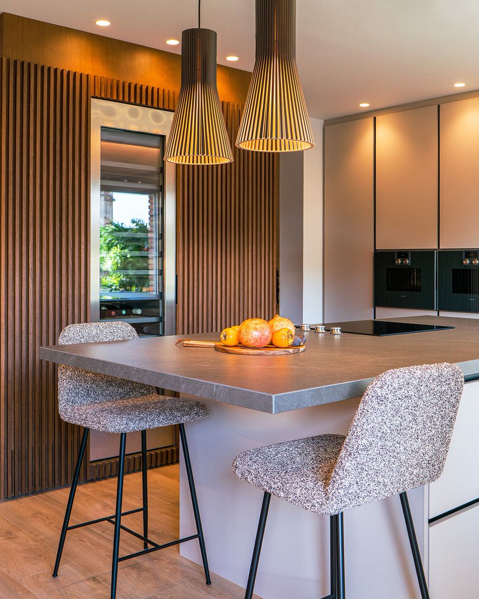 MicasaRevista's tweet photo. Actualmente, las cocinas modernas destacan por sus diseños sofisticados y elegantes. Te presentamos algunos buenos ejemplos que te pueden servir de inspiración si vas a hacer reforma o si tienes pensado renovar la decoración. https://t.co/omZDzljJx0