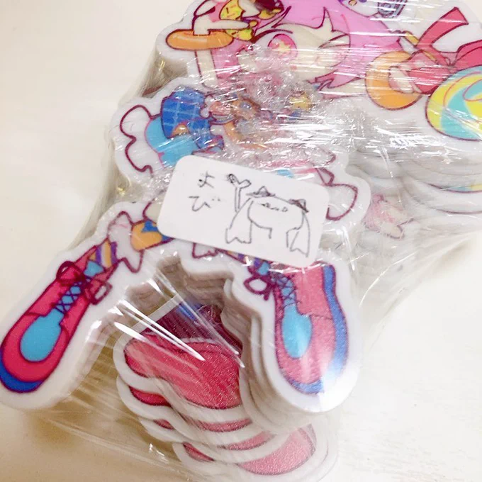 OU2で頒布予定のアクキー届いた!ハイライトちょっとだけグロスでぷっくりしてます!!かわいい〜〜〜^^予備たくさん付けてくださってて初音さん描いてくれてた ネギYYY 