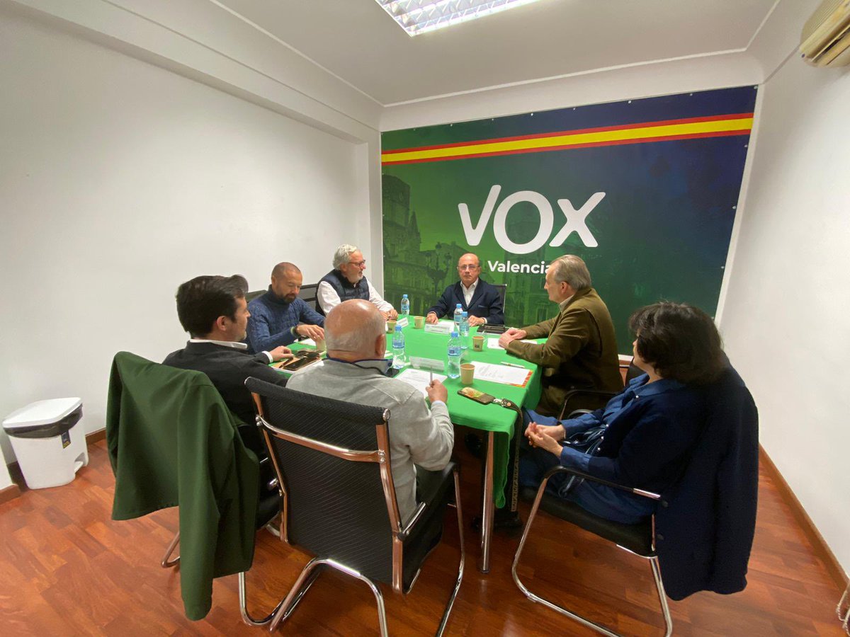 VOX_Valencia's tweet image. 📸 Primera reunión de nuestro Comité Ejecutivo Provincial con nuestro nuevo presidente al frente, Ignacio Gil Lázaro, y acompañados por nuestro candidato a la alcaldía de Valencia, @JuanmaBadenas.

¡Salimos a por todas para las elecciones del 28M! 💪🇪🇸